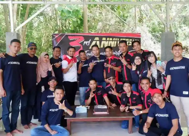 Foto - Komunitas Toyota Agya di Makassar Rayakan Ulang Tahun Dengan Kegiatan Sosial