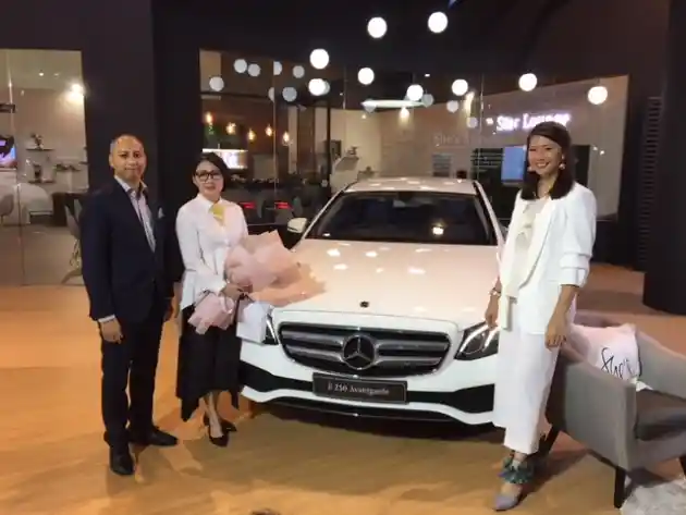 Foto - Merayakan Hari Kartini Bersama Mercedes-Benz, Tokoh Wanita Indonesia Suka S-Class