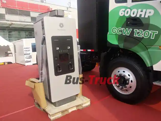 Foto - Dongfeng 6x4 Electric Tractor Head: Spesifikasi Khusus Indonesia