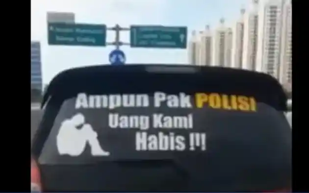 Foto - Viral Toyota Kijang Innova 'Ampun Pak Polisi Uang Kami Habis'