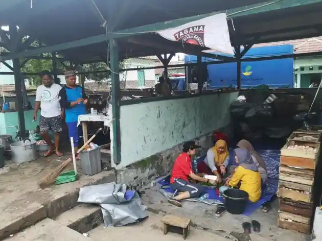 Foto - Komunitas Kijang Innova Gelar Aksi Peduli Korban Banjir