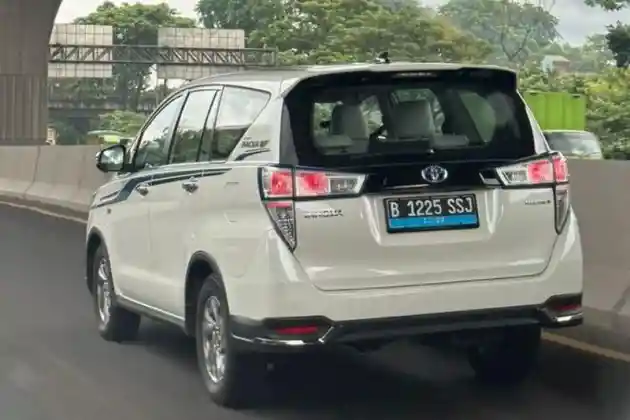 Foto - Setelah Hybrid, Terbitlah Toyota Innova EV?