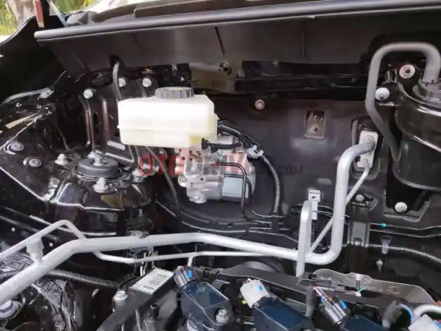 Foto - Toyota Kijang Innova Zenix Bensin dan Hybrid Punya Sistem Rem Beda. Simak Bagian ini