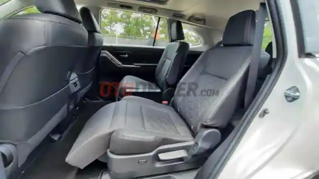 Foto - Membandingkan Kijang Innova Zenix Hybrid Dengan Mitsubishi Outlander PHEV Untuk Keluar Kota