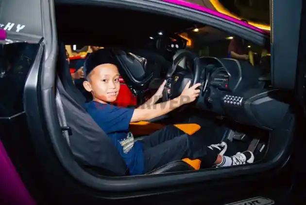 Foto - Komunitas Supercar Berikan Pengalaman Anak-Anak Mencoba Sensasi Supercar