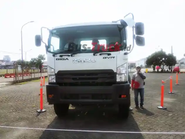 Foto - Isuzu Terus Menambah Kenyamanan Pengguna mu-X Dan D-Max