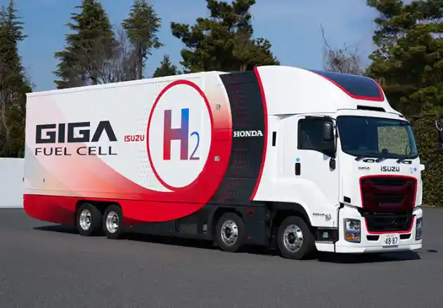 Foto - Isuzu Giga Fuel Cell dan Elf EV Siap Menggebrak Japan Mobility Show 2023