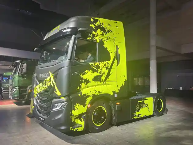 Foto - Iveco S Way Jadi Truk Resmi Tur Metallica