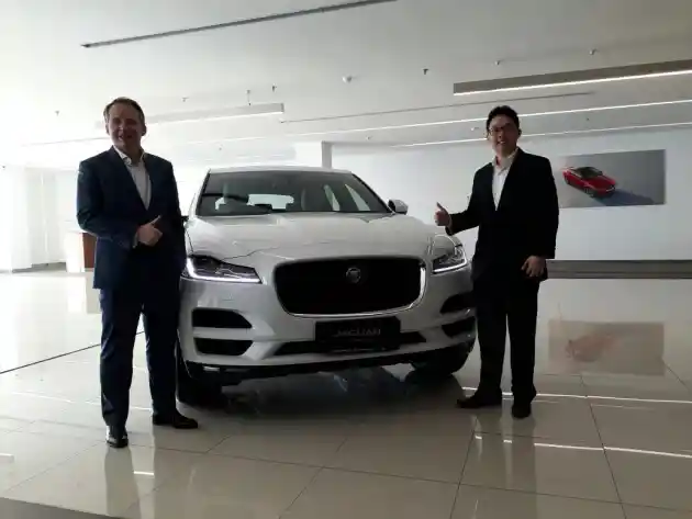 Foto - Jaguar F-Pace Bermesin Kecil Resmi Meluncur, Lebih Murah!