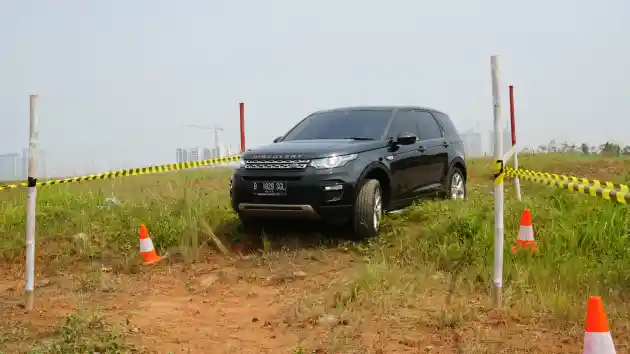 Foto - Jaguar Land Rover Pamer Kualitas Mobil Klasiknya Dalam Eksebisi di Tangerang
