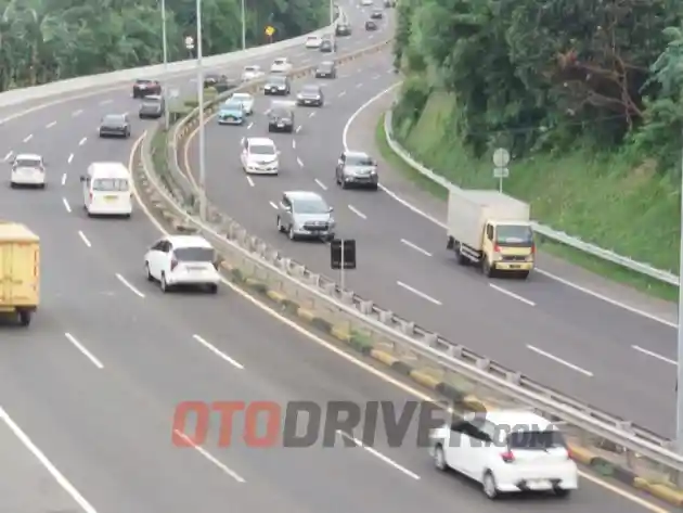 Foto - Waspada, Arus Kendaraan Di Tol Transjawa Makin Ramai