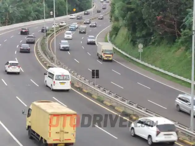 Foto - Harap Selalu Jaga Jarak Agar Terhindar Dari Tabrakan Beruntun