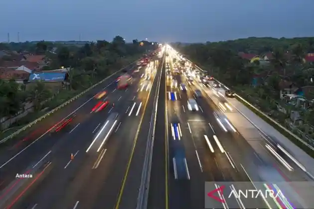 Foto - Di Jalan Tol Selalu Waspada Buritan Kendaraan Besar Seperti Truk Ataupun Bus