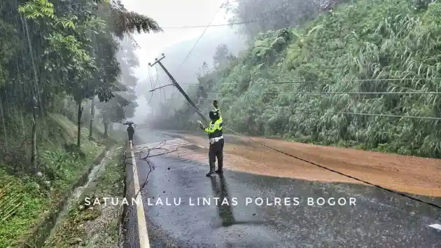 Foto - LALULINTAS: Hindari Mengemudi ke Arah Puncak Bogor Karena Kondisi Ini