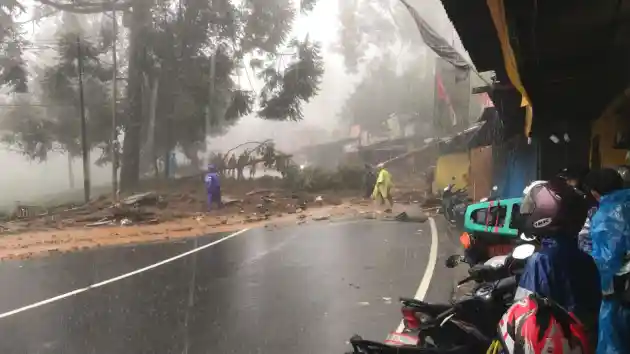 Foto - LALULINTAS: Hindari Mengemudi ke Arah Puncak Bogor Karena Kondisi Ini