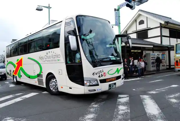 Foto - Lagi-Lagi, Driver Bus Ceroboh Dalam Mengemudi Di Jalan Tol