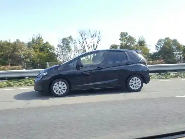 Foto - Honda Jazz Facelift 2017 Kembali Tertangkap Kamera, Kali Ini Di Jepang