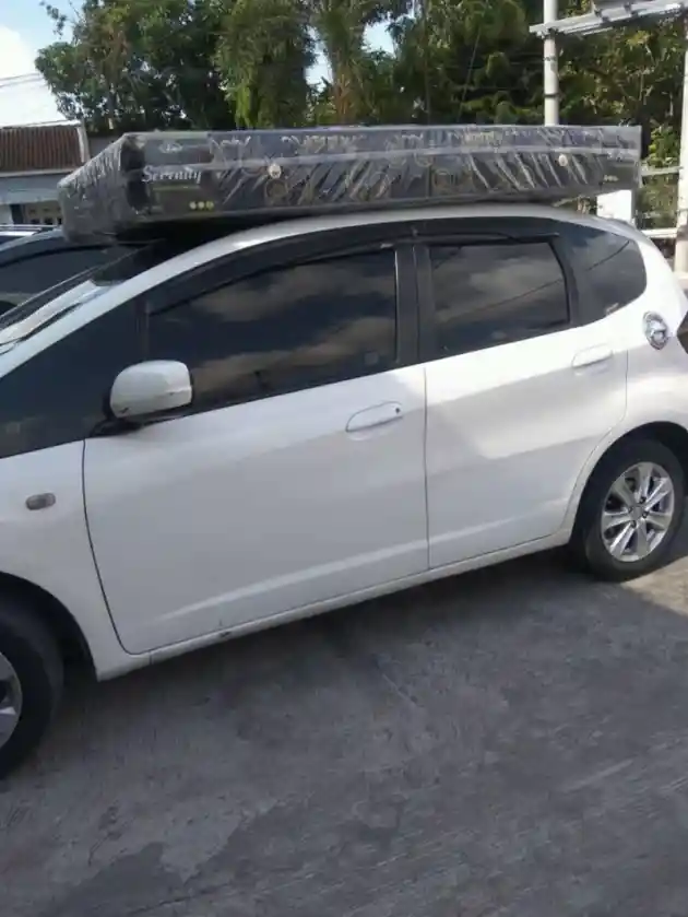 Foto - Honda Jazz ini Angkut Muatan Tak Lazim Dengan Bagasi Terbuka