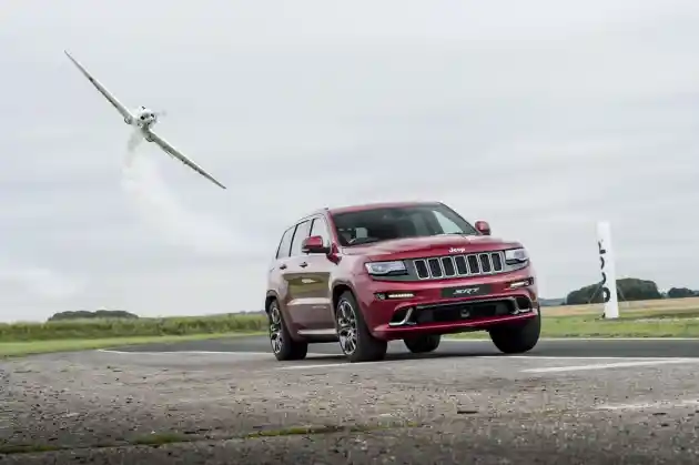 Foto - VIDEO: Jeep Grand Cherokee VS Pesawat!