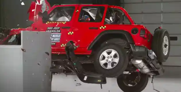 Foto - VIDEO: Crash Test Jeep Wrangler Lagi-Lagi Terbalik