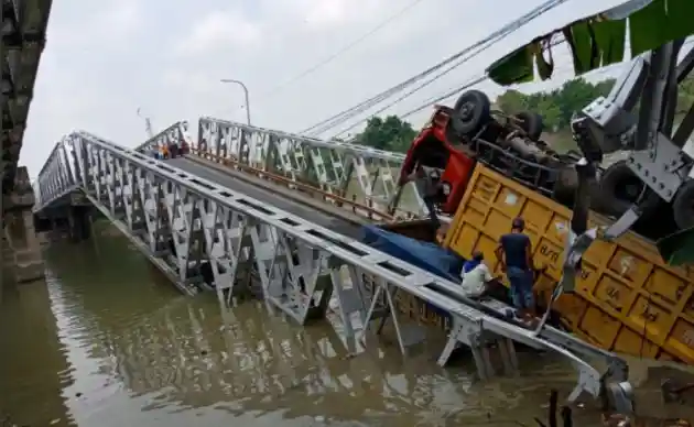 Foto - Jembatan Babat-Tuban Roboh, Ini Jalur Alternatifnya