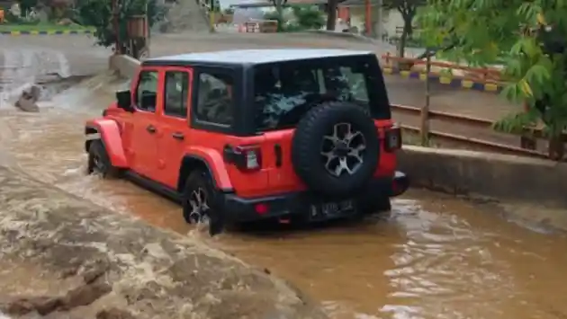 Foto - Jeep JL Wrangler di Indonesia Sama Dengan Yang Dijajakan Di Amerika?