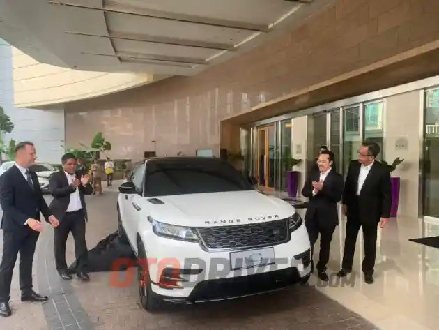 Foto - Menginap di Raffles Berkesempatan Diantar Jemput Pakai Range Rover