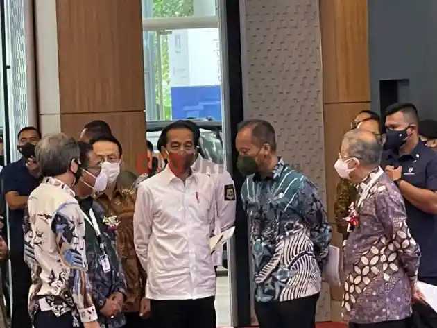 Foto - Dari Sekian Banyak Mobil di GIIAS, Jokowi Terlihat Menaiki Tiga Mobil Ini