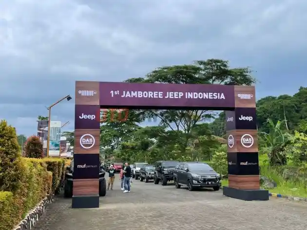 Foto - Ratusan Jeep Keren Tumpah Ruah di Bogor