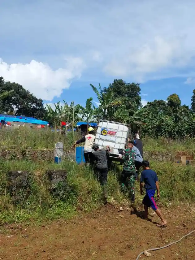 Foto - Kagama 4x4 Adventure Galang dan Serahkan Bantuan Untuk Gempa Cianjur