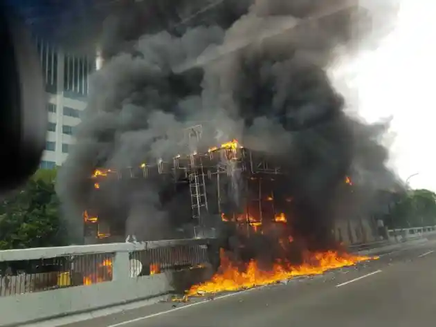 Foto - Kebakaran Gerbang Tol Pejompongan Selesai Ditangani