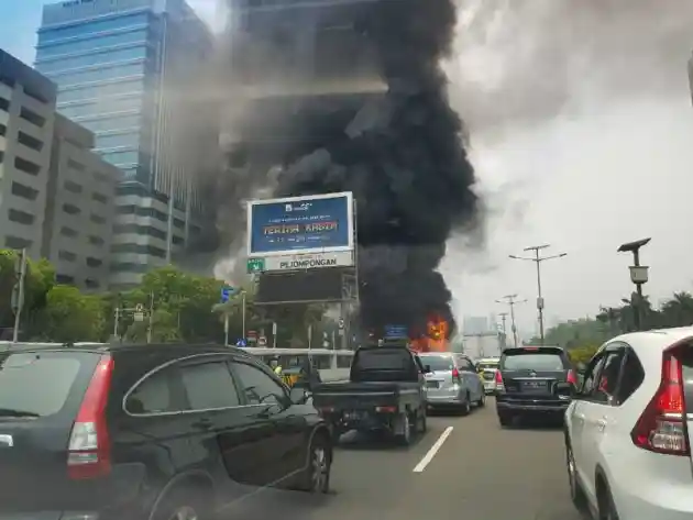 Foto - Kebakaran Gerbang Tol Pejompongan Selesai Ditangani