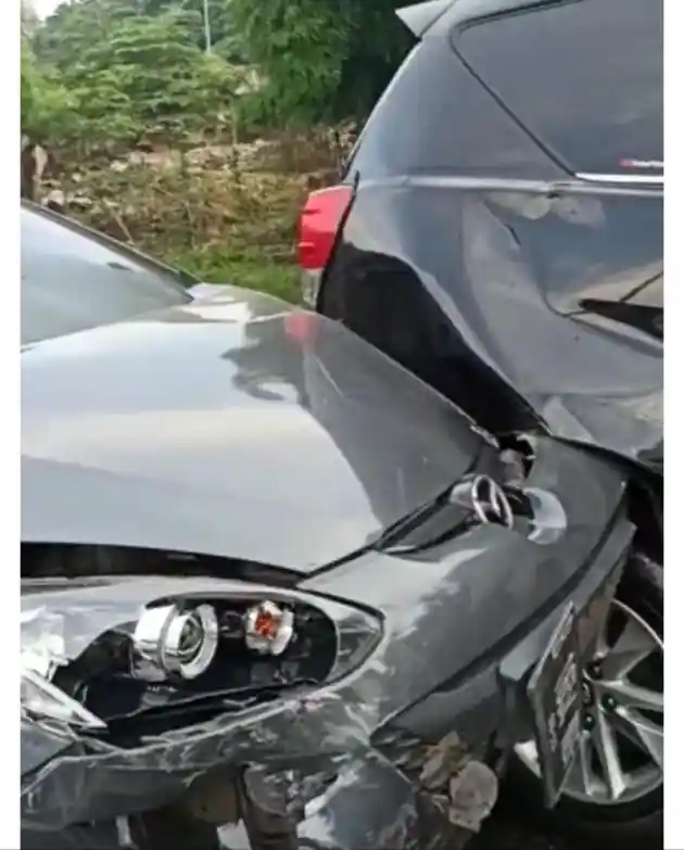 Foto - Mazda 2 Sedan Hantam Innova, Salah Injak Pedal atau di Bawah Pengaruh Obat?