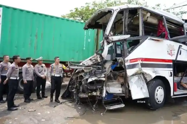 Foto - Lagi, Bus AKAP Terbalik Di Tol Trans Jawa Karena Kelalaian