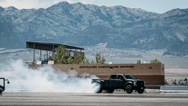 Foto - Ken Block, Iseng Gunakan Pikap F450 Ber-gymkhana