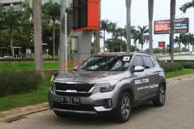 Foto - Kia Seltos VS HR-V 1.5. Siapa Paling Irit?