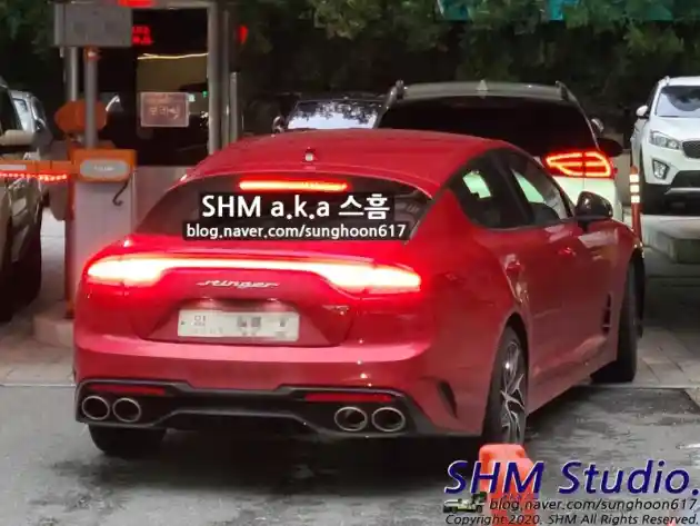 Foto - KIA Stinger Facelift terlihat Tanpa Kamuflase