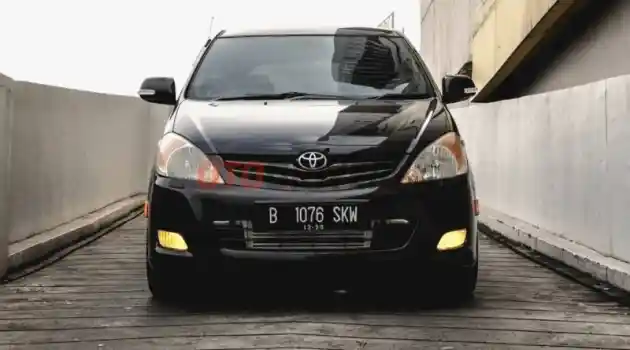 Foto - Toyota Kijang Innova 2010 Habisi RP 23 Juta Demi 200 DK