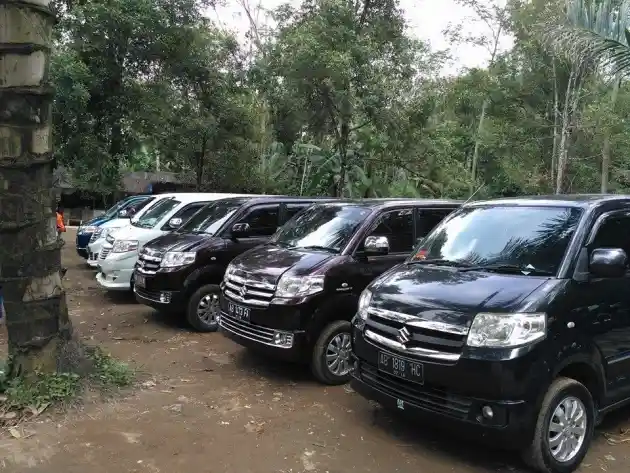 Foto - Beli Mobkas Suzuki Ertiga dan APV Bisa Gratis Balik Nama