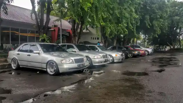 Foto - Mercedes-Benz W202 Club Indonesia Gelar Manohara di Ancol