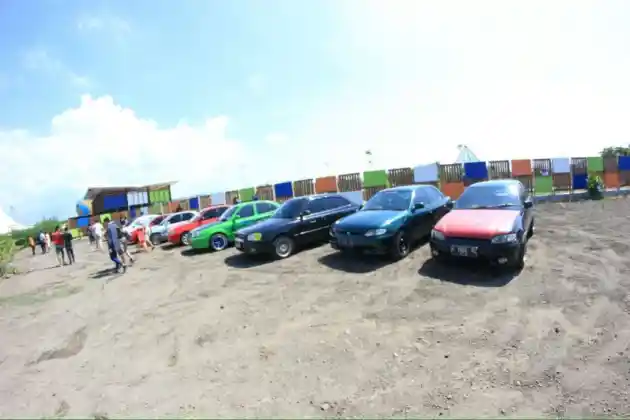 Foto - Komunitas Hyundai Accent Jawa Timur Menyebrang ke Pulau Madura