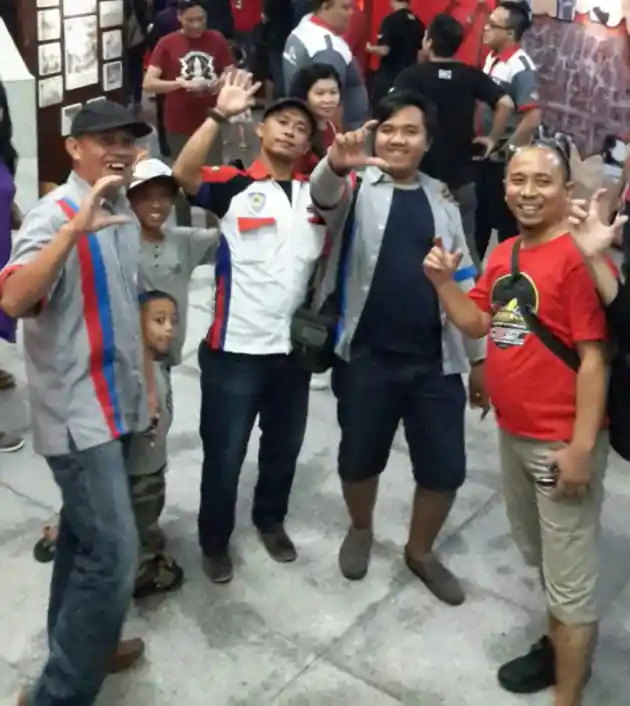 Foto - Berbagai Komunitas di Bandung Bersatu Padu Peringati Hari Pahlawan