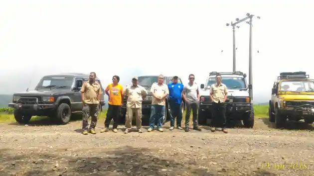 Foto - Komunitas Chevrolet Trooper Terabas Kebun Teh Ciwidey, Ada Apa?