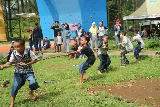 Foto - Komunitas Hyundai Accent Seru-seruan di Subang sampai Lembang