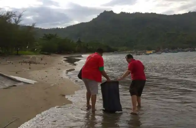 Foto - Innova Community Rela Pungut Sampah di Pantai Agar Jadi Contoh Baik