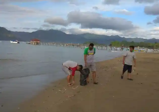 Foto - Innova Community Rela Pungut Sampah di Pantai Agar Jadi Contoh Baik