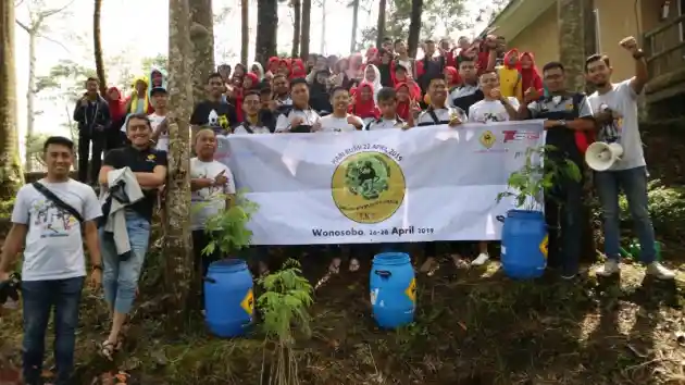 Foto - Indonesia Kijang Club Tanam Seribu Pohon di Wonosobo