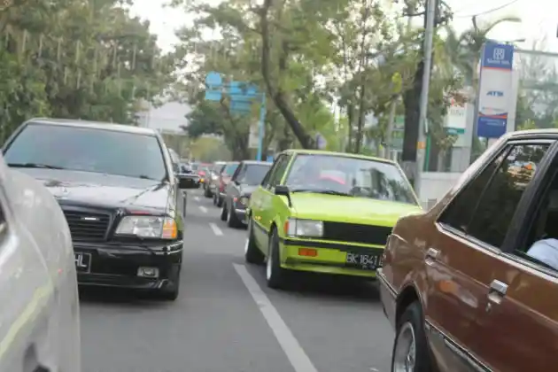 Foto - KOMUNITAS: Ratusan Mobil Retro Di Sumut Silaturahmi Akbar