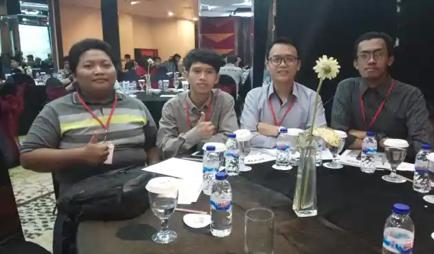 Foto - Komunitas Mobil di Surabaya Antusias di Fun Talkshow KYB