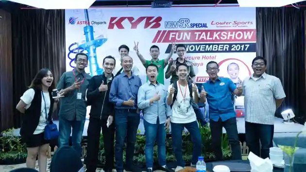 Foto - Komunitas Mobil di Surabaya Antusias di Fun Talkshow KYB